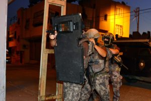Adana'da 500 polis ile uyuşturucu operasyonu