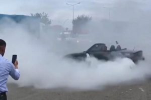 L&uuml;ks otomobillerle yolu kapatıp drift yaptılar