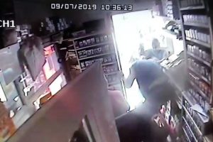 Kendisine yapılan şaka ağırına gidince tekme tokat kavga ettiler
