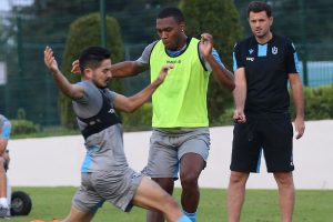 Trabzonspor taraftarı Sturridge dansını iple &ccedil;ekiyor