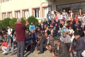 Bursa'da kapatılan okulun açılmasını isteyen veliler okulun önünde oturma eylemi yaptı