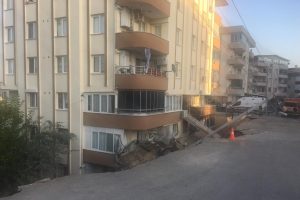 İstinat duvarı &ccedil;&ouml;kt&uuml;, otomobil altında kaldı