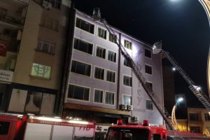Kocaeli'de &ccedil;ıkan baca yangını itfaiyeyi seferber etti