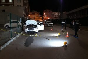 Spor salonuna giren kişinin otomobili kurşunlandı
