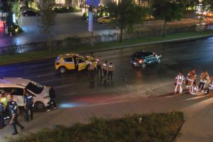Geri geri giderek polisten ka&ccedil;an otomobil kazaya sebep oldu: 1 yaralı