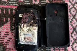 Patlayan cep telefonu bacağını par&ccedil;aladı