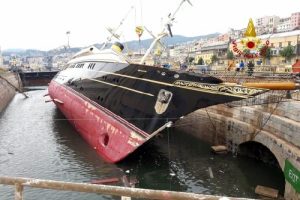 İtalya'da limanda bulunan l&uuml;ks yat devrildi: 4 yaralı