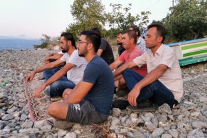 Bursa İznik'te balıkçılar, oturma eylemi yaptı