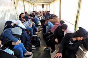 &Ccedil;eşme'de 266 d&uuml;zensiz g&ouml;&ccedil;men, iki organizat&ouml;r yakalandı