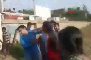 3'&uuml;nc&uuml; kez evlenmek isteyen adımı 2 eşi sokak ortasında d&ouml;vd&uuml;