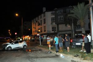 Kamyonet ile otomobil &ccedil;arpıştı: 6 yaralı