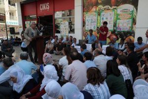 Belediye meclisi kayyum sonrası ilk toplantısını sokakta yaptı