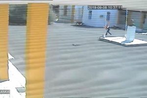 KKTC polisi, okuldaki T&uuml;rk bayrağını indiren Rum'u arıyor