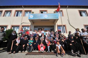 Bursa Kestel'de öğrenci ve veliler, kapatılan okullarını geri istiyor