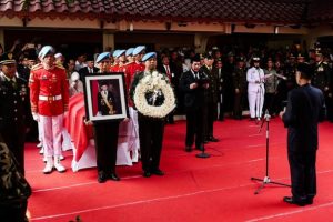 Endonezya'da eski devlet başkanı son yolculuğuna uğurlandı
