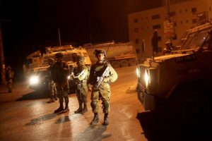 İsrail güçleri gece baskınlarında 11 Filistinliyi gözaltına aldı