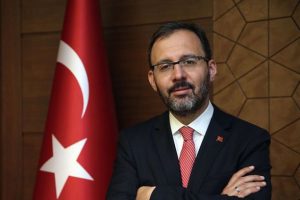 Bakan Kasapoğlu'ndan milli y&uuml;z&uuml;c&uuml; Sevilay &Ouml;zt&uuml;rk'e tebrik