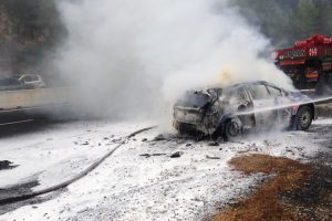 Ralli aracı tamamen yandı