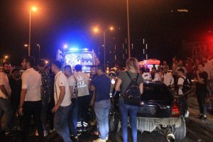 Makas attığı iddia edilen ara&ccedil; &ouml;nce bariyerlere sonra başka bir otomobile &ccedil;arptı: 5 yaralı