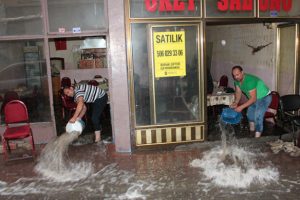 Sağanak, sele neden oldu