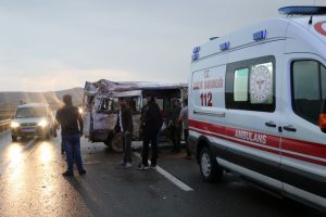 &Ouml;ğrencilerin bulunduğu minib&uuml;s kaza yaptı!