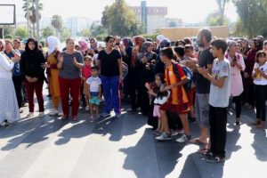 Veliler &ccedil;evre yolunu trafiğe kapattı