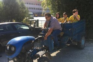 &Ouml;ğrenciler okula servis yerine patpat ile gidiyor