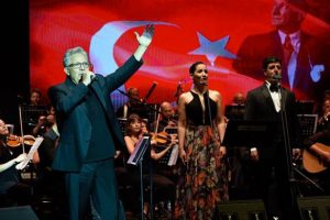 Z&uuml;lf&uuml; Livaneli Gaziantep'te ilk kez konser verdi