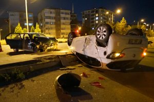 Kavşakta iki otomobil &ccedil;arpıştı: 4 yaralı