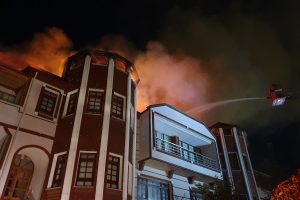 Kastamonu'da 3 katlı konak yandı