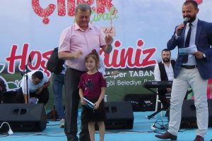 Bursa İneg&ouml;l &Ccedil;ilek Festivali yoğun ilgi g&ouml;rd&uuml;