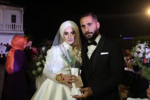 Gelin ve damattan &ouml;rnek davranış