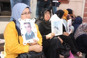 Annelerin HDP &ouml;n&uuml;ndeki eylemi 13'&uuml;nc&uuml; g&uuml;n&uuml;nde