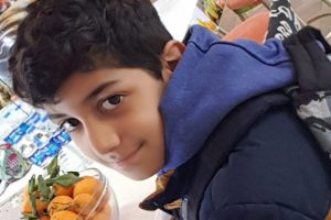 İş&ccedil;ilerin attığı demir par&ccedil;a k&uuml;&ccedil;&uuml;k &ccedil;ocuğu ağır yaraladı