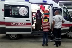 Tarım iş&ccedil;ilerini taşıyan minib&uuml;s devrildi: 8'i &ccedil;ocuk, 10 yaralı
