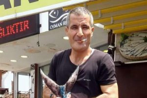 Boşanma aşamasındaki eşine bı&ccedil;akla saldırırken araya gireni &ouml;ld&uuml;rd&uuml;