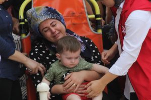 8 aylık bebeğin şehit babasına son bakışı y&uuml;rekleri dağladı