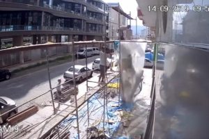Rize'de inşaat iskelesi &ccedil;&ouml;kt&uuml;: 2 yaralı