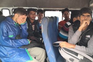 Sahte pasaportlu g&ouml;&ccedil;menleri polisin dikkati yakalattı