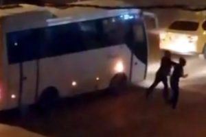 Taksinin aynasını kıran kadını sokak ortasında d&ouml;vd&uuml;