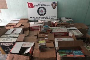 Baskın yapılan depoda ka&ccedil;ak nargile t&uuml;t&uuml;n&uuml; ele ge&ccedil;irildi