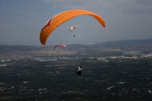 Bursa İneg&ouml;l semaları paraş&uuml;tlerle renklendi