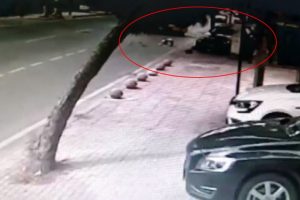Otob&uuml;sle &ccedil;arpışmamak i&ccedil;in kaldırıma daldı