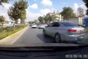Makas atarak yarışan ara&ccedil;lar kaza yaptı
