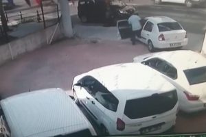 Beğendiği aracı kontrol ederken bir anda gaza basınca...
