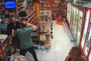 Marketten para &ccedil;alan hırsız sert kayaya &ccedil;arptı