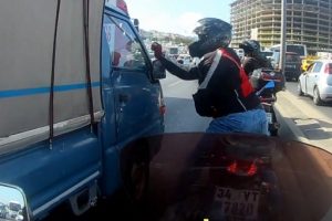 &Ouml;n&uuml;ne &ccedil;ıkan kamyonet s&uuml;r&uuml;c&uuml;s&uuml; yol vermeyince &ouml;fkeden deliye d&ouml;nd&uuml;