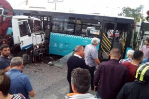 Vin&ccedil; y&uuml;kl&uuml; kamyon otob&uuml;se &ccedil;arptı!