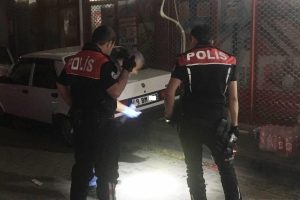 Sokak ortasında karnından bı&ccedil;aklandı