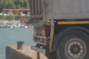Denize atık boşaltılan kamyonun firmasına 18 bin lira ceza
